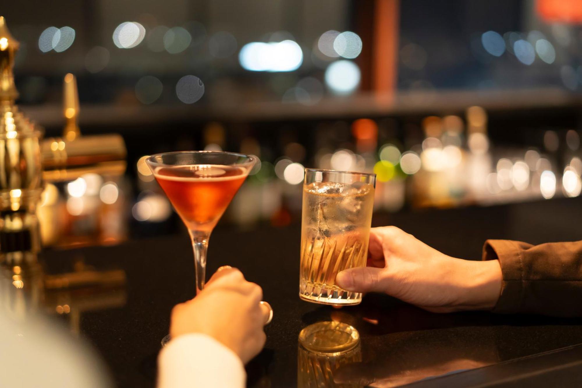 Hotel Associa Shizuoka Buitenkant foto A bartender serving drinks