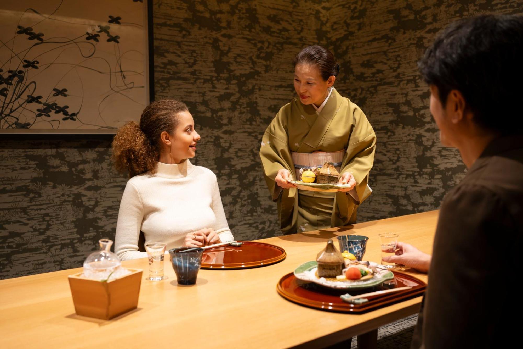 Hotel Associa Shizuoka Buitenkant foto A woman serving tea at a Japanese restaurant