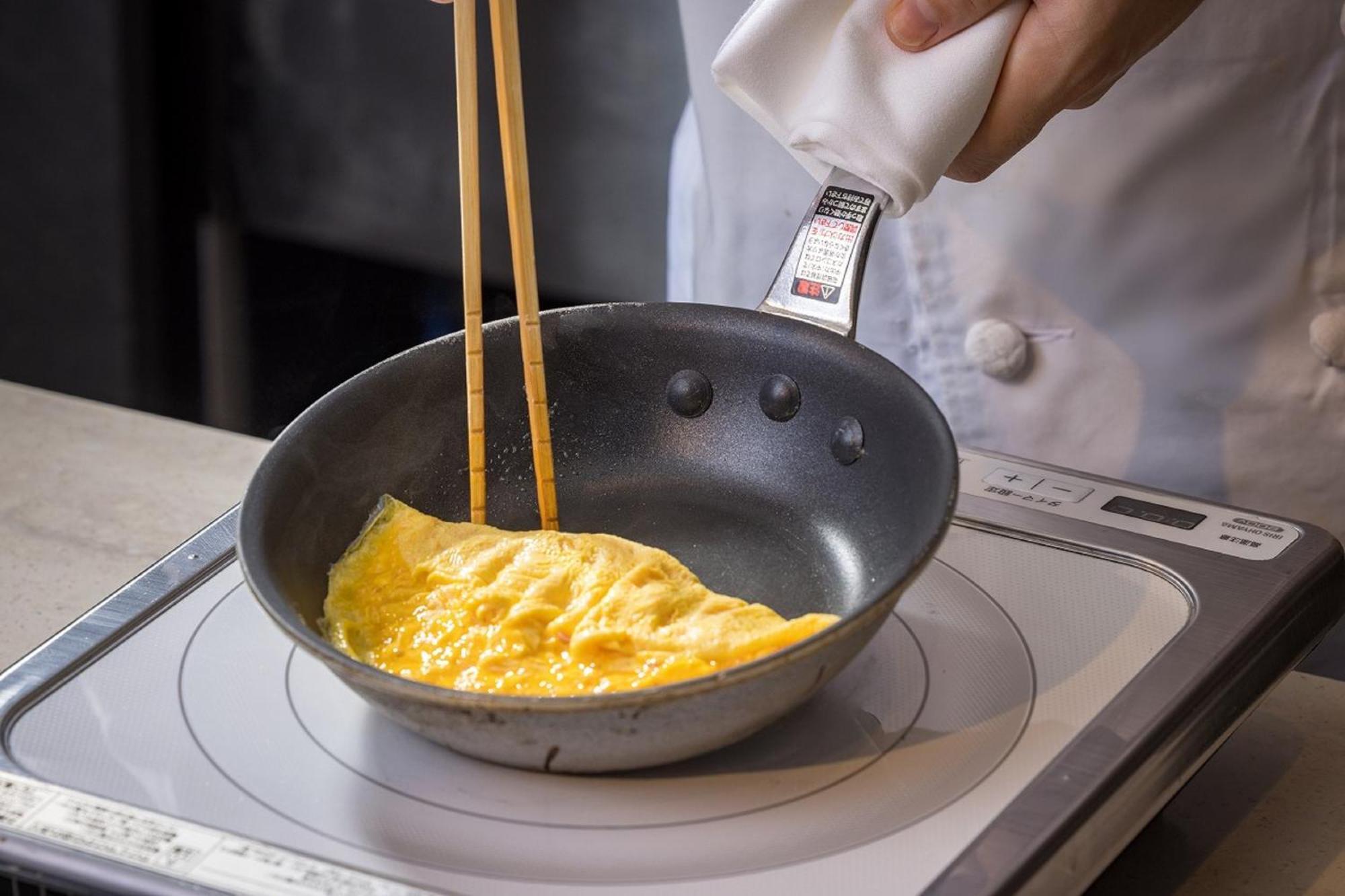 Hotel Associa Shizuoka Buitenkant foto A chef cooking an omelette