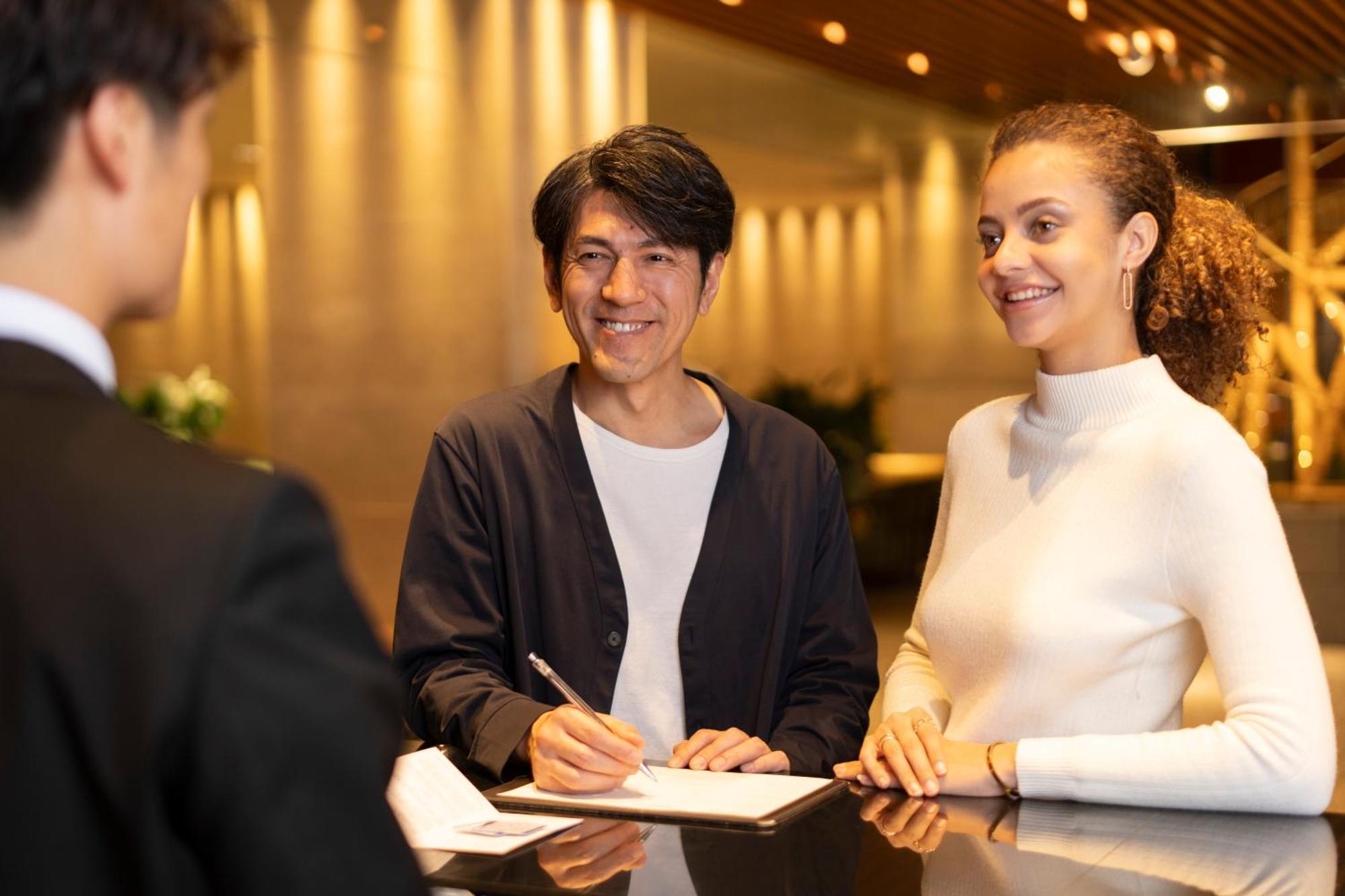 Hotel Associa Shizuoka Buitenkant foto A hotel receptionist