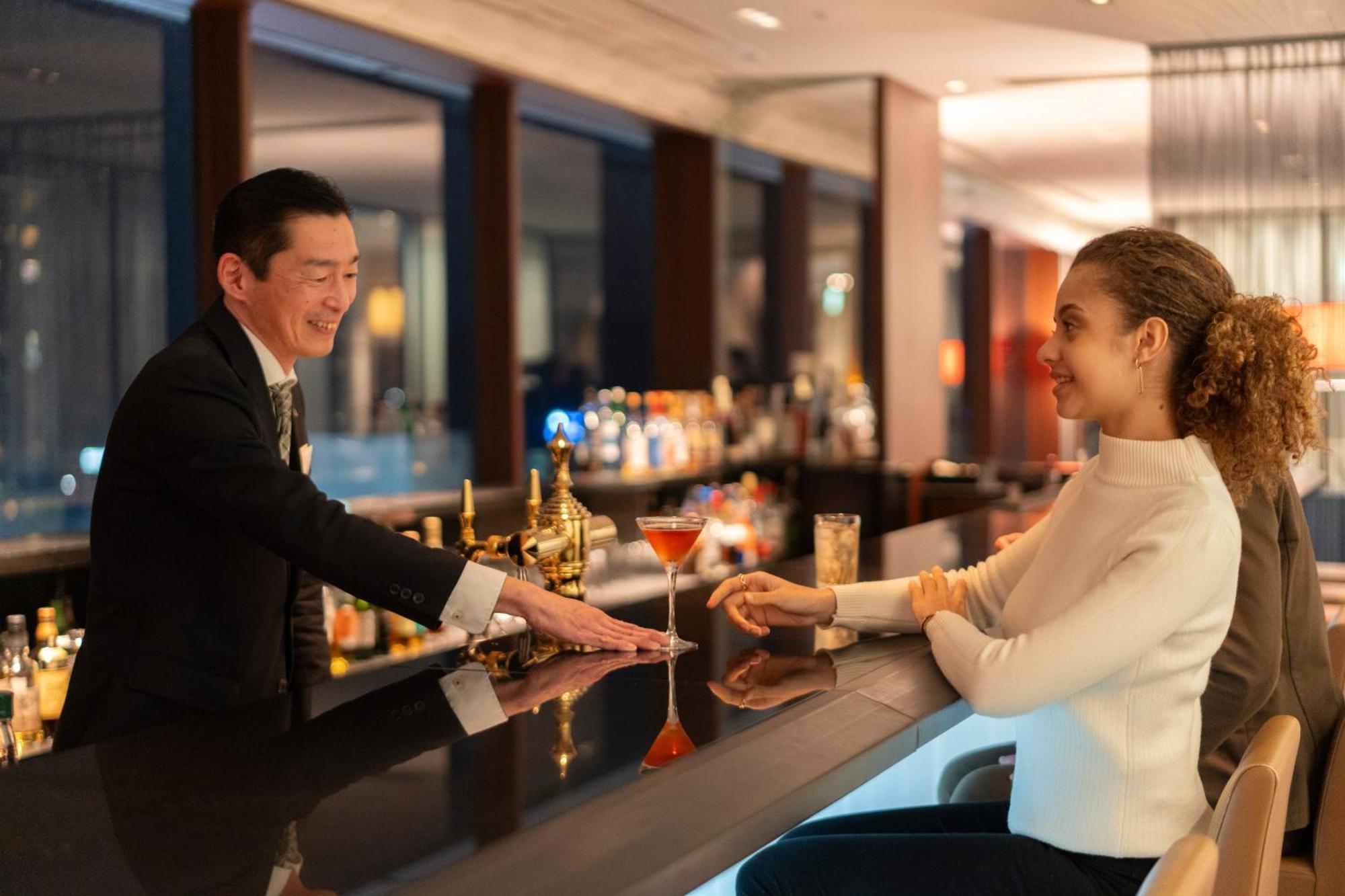 Hotel Associa Shizuoka Buitenkant foto A bartender serving a guest